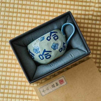 Taza de Cerámica Artesanal Azul y Blanco con Diseño Dibujado a Mano - Image 3