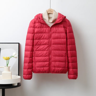 Chaqueta Corta Acolchada de Plumón para Mujer con Capucha y Cuello Alto - Image 13