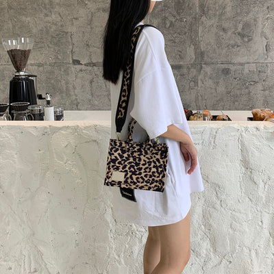 Bolsa Tote de Lona con Estampado de Leopardo y Correa Ancha - Image 11