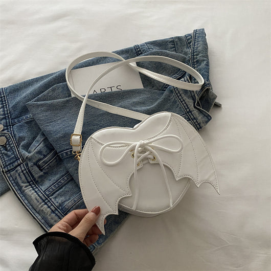 Bolso Bandolera con Diseño de Alas de Murciélago y Corazón - Image 6