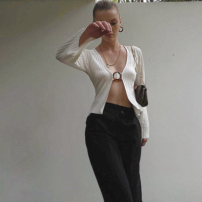 Playera Ajustada con Escote V y Detalles Brillantes