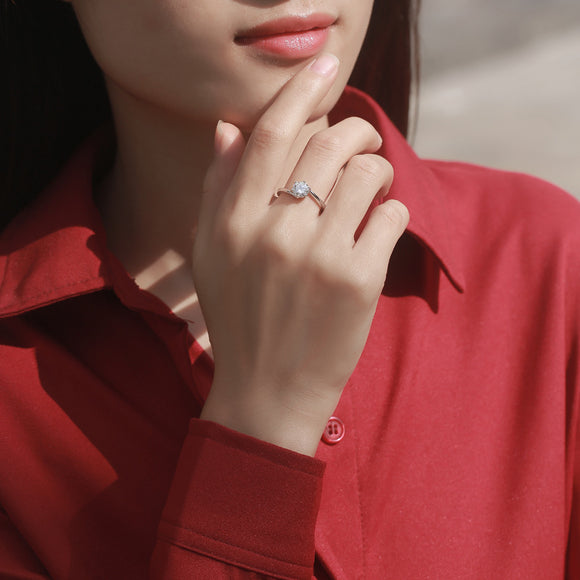 Anillo de Plata Esterlina con Moissanita - Diseño Femenino Atrevido
