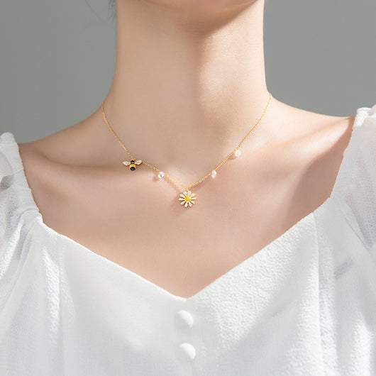 Collar Delicado de Margarita Blanca y Abeja Dorada - Cadena de Clavícula - Image 9