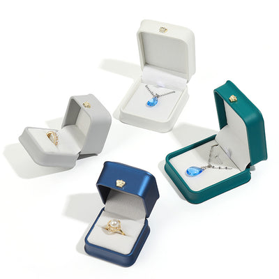 Pulsera de Encaje con Dije Corona Redondeado - Joyería Elegante con Caja de Presentación - Image 2