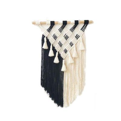 Tapiz Bohemio con Patrones Tejidos y Joyería Minimalista - Image 4
