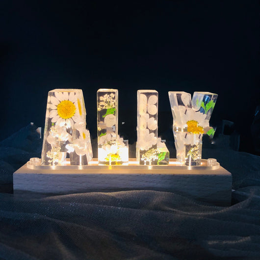 Luz Nocturna USB con Letras de Flores Reales Epoxy - Image 3