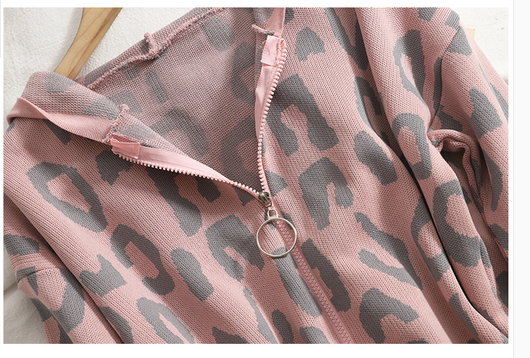 Conjunto Tres Piezas Estampado Leopardo con Chaleco y Cardigan con Capucha - Image 25