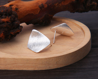 Aretes Cuadrados Frosted Cepillados con Tachuelas - Image 7