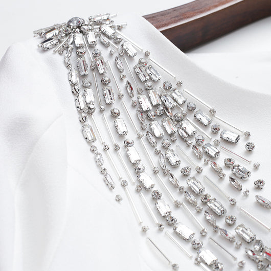 Vestido Elegante con Mangas Acampanadas y Detalles de Diamantes Incrustados - Image 7