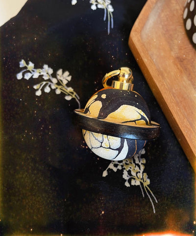 Llavero de Cuero Artesanal Login Planet con Cascabel - Image 17