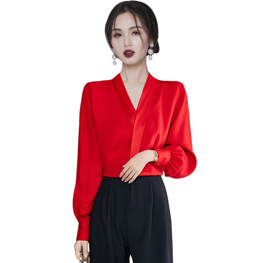 Blusa de Seda Rojo Satinado con Escote V y Detalles en Gasa