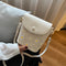 Bolso de Hombro Tejido en Rafia con Detalles Plisados