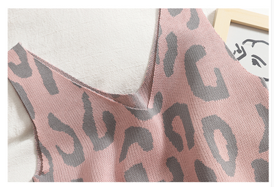 Conjunto Tres Piezas Estampado Leopardo con Chaleco y Cardigan con Capucha - Image 21