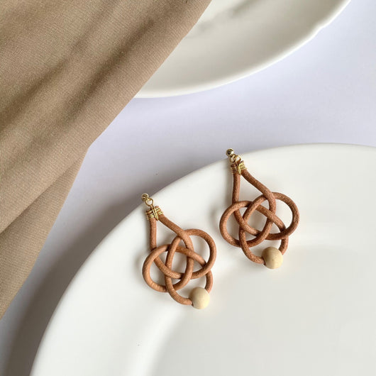 Aretes Trenzados con Cuentas de Cuero y Nudo Chino - Image 6