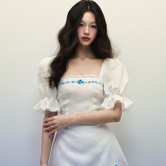 Vestido de Lino Blanco con Bordado Azul y Cuello Generoso - Manga Corta Verano
