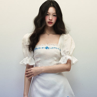 Vestido de Lino Blanco con Bordado Azul y Cuello Generoso - Manga Corta Verano