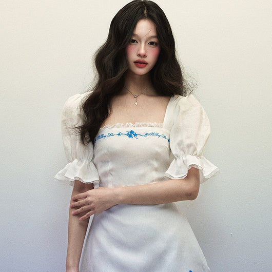 Vestido de Lino Blanco con Bordado Azul y Cuello Generoso - Manga Corta Verano