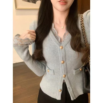 Suéter de Cuello en V con Encaje Elegante y Botones Dorados - Image 19
