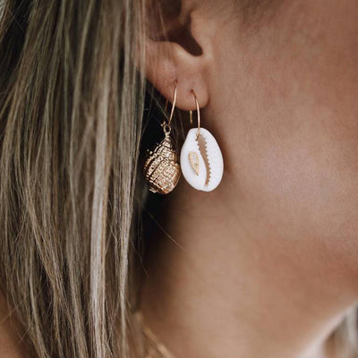 Aretes Bohemios Dorados con Perlas y Borlas de Concha Natural - Image 6