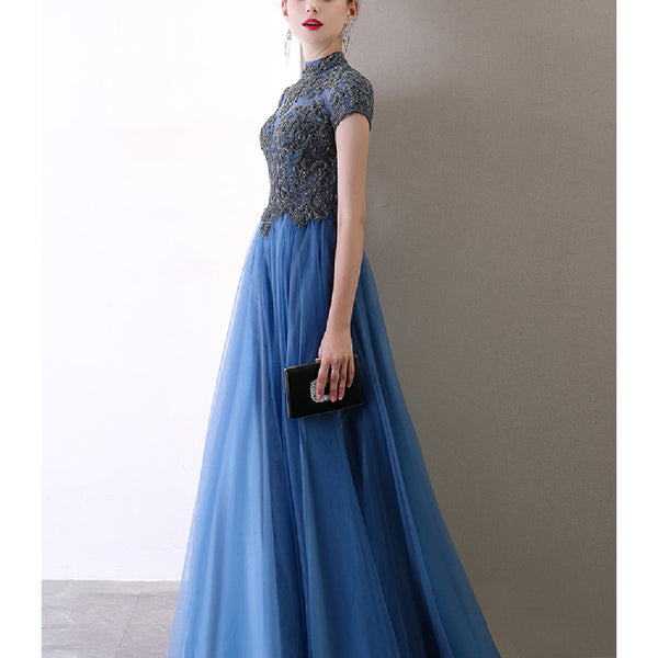 Vestido de Noche Azul con Cuello Alto y Vuelo Elegante - Image 3
