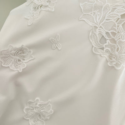 Vestido Falda Blanco con Diseño Calado y Escote Abierto - Image 12
