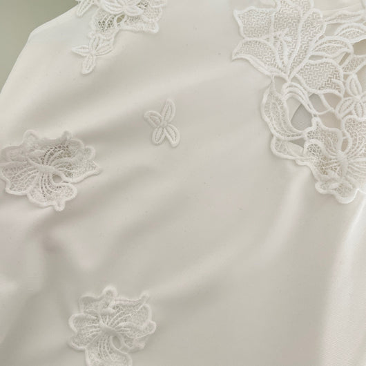 Vestido Falda Blanco con Diseño Calado y Escote Abierto - Image 12