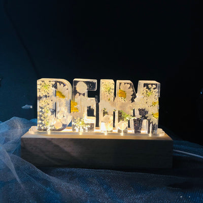 Luz Nocturna USB con Letras de Flores Reales Epoxy - Image 4