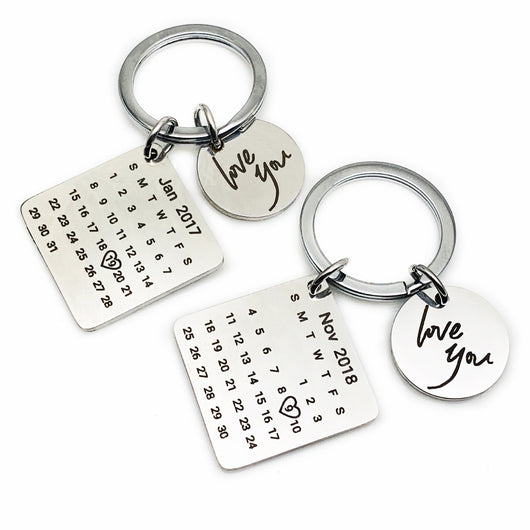 Llavero Calendario Personalizado para Parejas con Lettering Creativo - Image 5