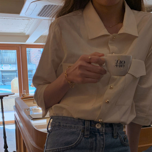 Blusa Retro Elegante con Botones Dorados y Mangas Tres Cuartos - Image 2