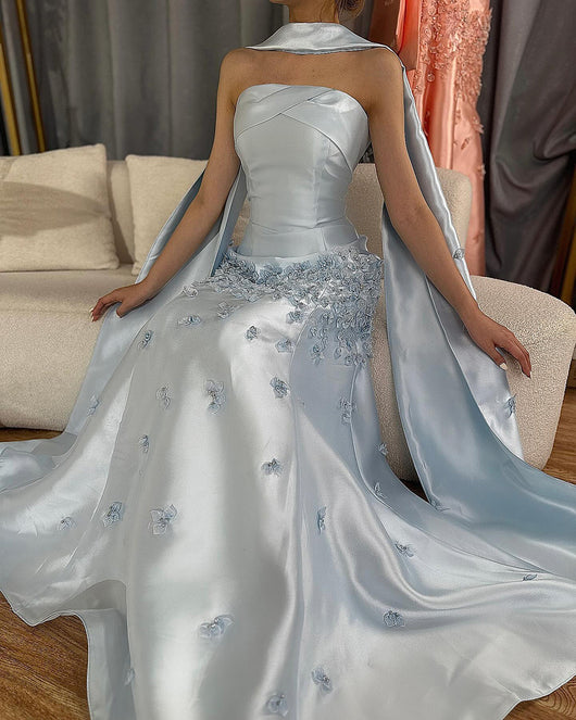Vestido de Fiesta Elegante con Corpiño de Satén y Chal Largo Tostado - Image 7