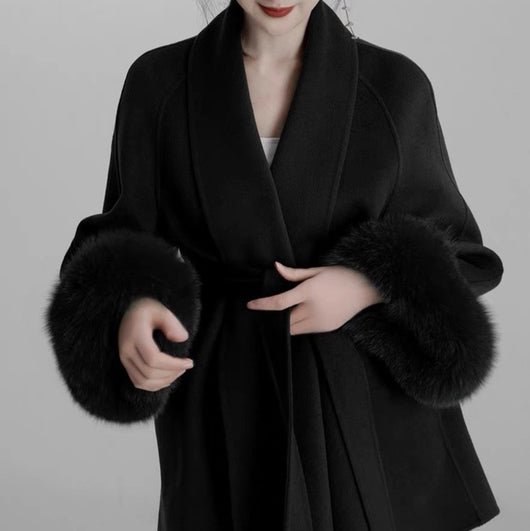 Abrigo Corto Elegante de Cashmira Reversible con Cuello de Zorro Negro - Image 4