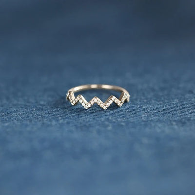 Anillo Ajustable con Patrón de Ondas y Circones Incrustados - Image 4