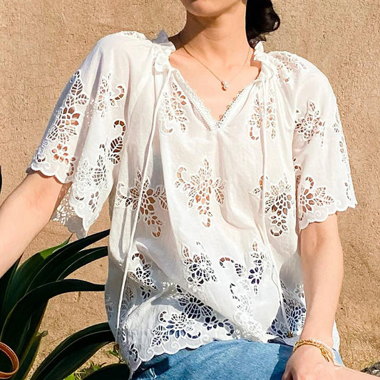 Blusa Blanca Estilo Francés con Encaje Bordado y Manga Corta