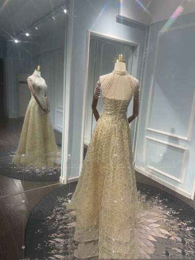 Vestido de Noche Dorado Lujo con Detalle en Cuello - Image 10