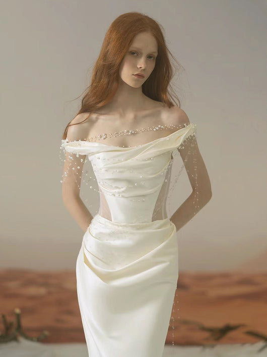 Vestido Satinado Blanco Elegante con Hombros Descubiertos y Corte Sirena - Image 2