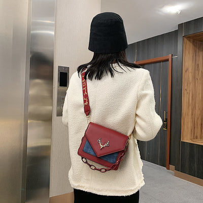 Bolsa Mensajera Estilo Venado con Detalle en Hombro
