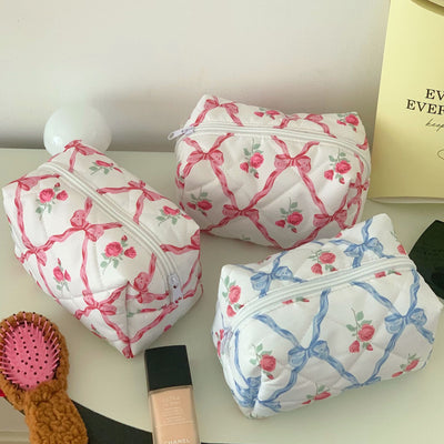 Bolsa de Cosméticos Viajera con Diseño de Corazón y Moño - Image 3