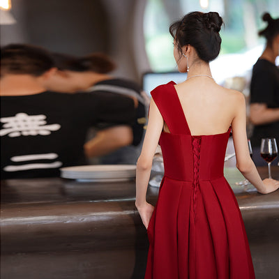 Vestido de Noche Satinado Borgoña para Compromisos y Eventos - Image 12