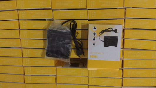 Cargador Inteligente de 4 Ranuras para Baterías 18650 con Cable Incluido - Image 4