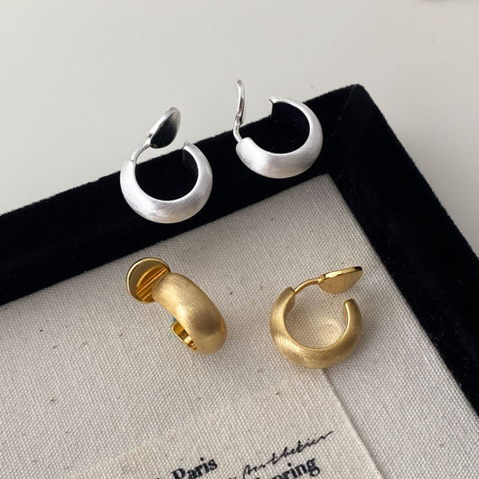 Aretes Geométricos C Minimalistas en Oro Mate Frosted