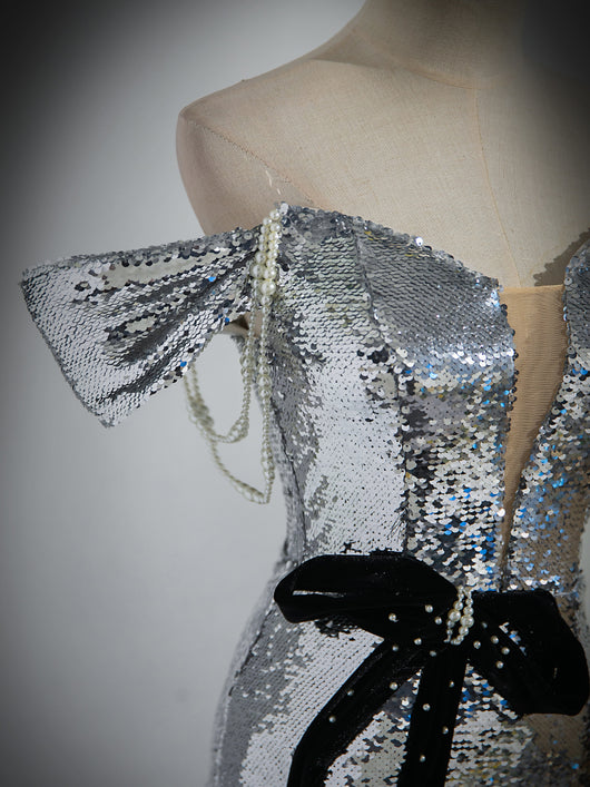 Vestido de Noche Elegante con Hombros Descubiertos y Lentejuelas Plateadas - Image 5