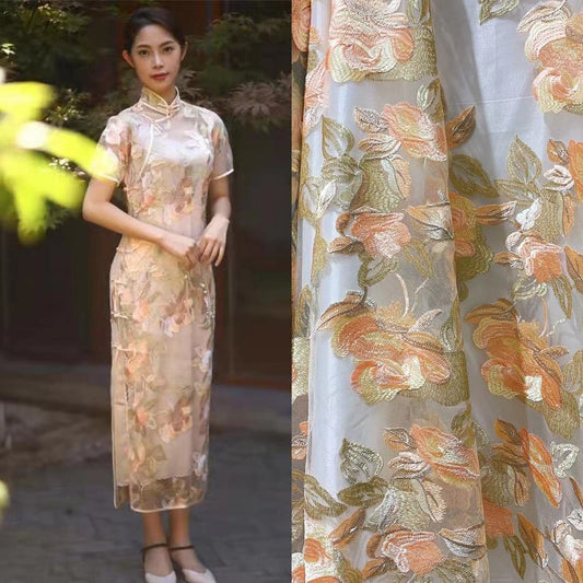 Tela de Encaje Bordado con Hilo Dorado y Flores Multicolor