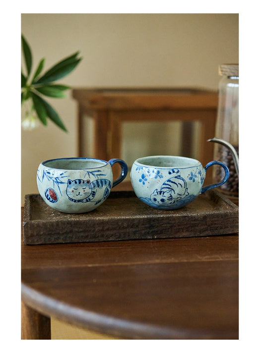 Taza de Café Artesanal de Porcelana Azul y Blanco con Diseño de Gato - Image 10