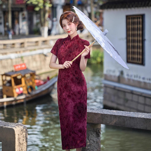 Vestido Cheongsam Retro Rojo con Flores Terciopeladas - Manga Corta Midi Clásico