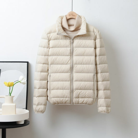 Chaqueta Corta Acolchada de Plumón para Mujer con Capucha y Cuello Alto - Image 7