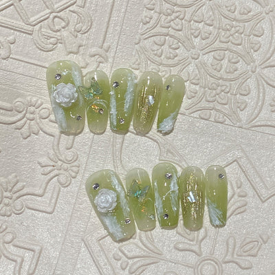 Uñas con Tinte Verde para Manicura Blanca Impactante - Image 11