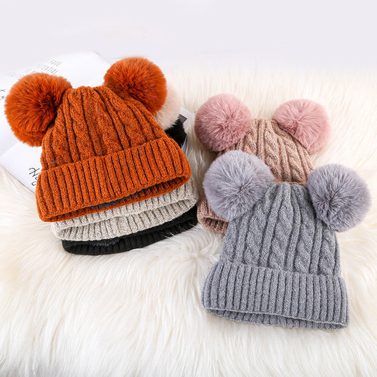 Gorro Cálido para Mujer con Doble Pelota de Piel y Personalización