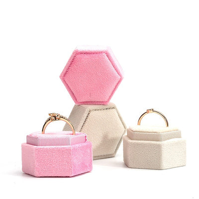 Caja de Terciopelo Hexagonal para Joyas Premium - Image 3