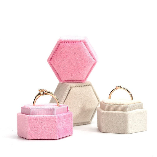 Caja de Terciopelo Hexagonal para Joyas Premium - Image 3