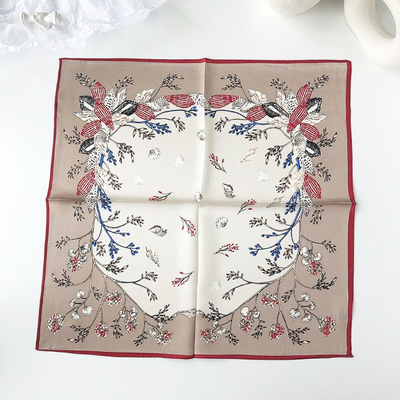 Pañuelo de Seda Floral para Mujer - Diseño Elegante y Versátil - Image 3
